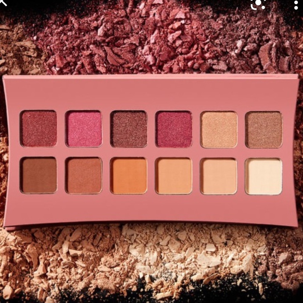 New ILLAMASQUA
Unveiled Artistry Palette - Picture 5 of 15